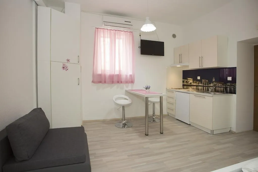 Summer Bay Apartments Split Guest house